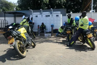 África sobre ruedas eléctricas: ¿el futuro de las motocicletas o una red de obstáculos?