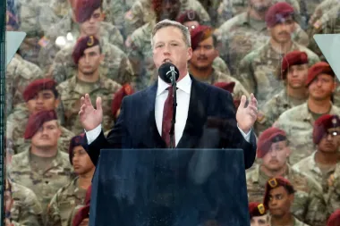 El insólito poder militar de Trump en la diplomacia: ¿táctica efectiva o riesgo innecesario?