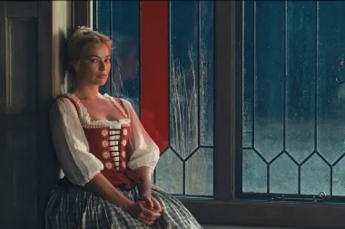 De la bruma al exceso: cómo el cine contemporáneo reescribe el romanticismo oscuro y el entretenimiento familiar