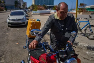 Cuba a la espera del combustible: la vida en tiempos del ‘Ticket’ y la escasez energética