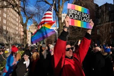 La bandera del orgullo y la batalla simbólica por Stonewall: cuando un emblema vuelve a encender la política en Estados Unidos