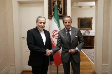 Tensión y diplomacia en Ginebra: las conversaciones sobre el programa nuclear iraní entre la presión militar y la demanda de alivio de sanciones