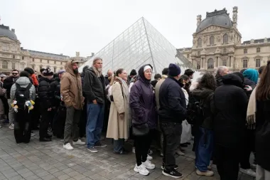 Fraude en el Louvre: cómo un gigante cultural se convirtió en blanco de una red y qué revela sobre el turismo masivo