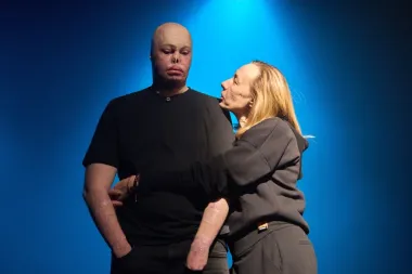 Cuando el teatro sana: veteranos ucranianos transforman la herida en escena con la Eneida de Kotliarevskyi