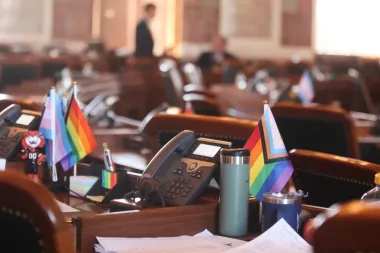 Kansas revierte documentos de personas trans: una maniobra legal con impacto humano y político