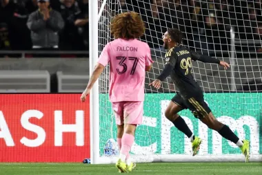 Dos caras del fútbol moderno: la continuidad goleadora de Denis Bouanga y la épica tensa del PSG frente al Monaco