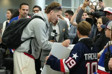 Matthew Tkachuk: del oro olímpico a la vorágine de la NHL — cómo se gestiona una temporada de éxitos continuos
