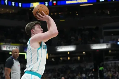 Kon Knueppel y Tyrese Maxey redefinen la era del triple: análisis profundo de una noche histórica en la NBA