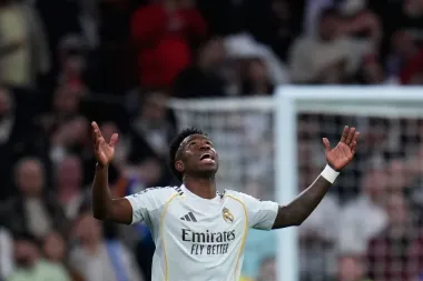 Entre polémicas y remontadas: un análisis profundo del fútbol entre racismo, logística y salvación