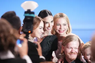Noche de ovaciones y emoción: cómo los SAG Awards 32 transformaron la sala en una fiesta entre colegas