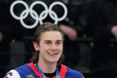 Hilary Knight: jugar con la rodilla desgarrada y el peso de un legado dorado
