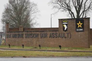 Entre el orgullo y la inquietud: cómo la comunidad alrededor de Fort Campbell vive la guerra contra Irán