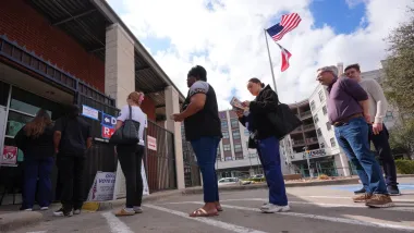 Confusión en las urnas de Texas: ¿quién contará los votos emitidos tras el cierre de los centros de votación?