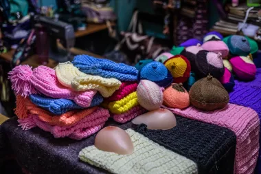 Puntos de lana y dignidad: cómo las prótesis tejidas están cambiando la vida de sobrevivientes de cáncer de mama en Kenia