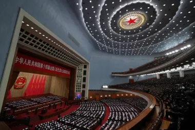 China rebaja su ambición económica y acelera la apuesta tecnológica: lectura crítica del informe de Li Qiang y el plan quinquenal 2026–2030