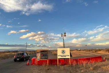 Camp East Montana: dentro del mayor centro de detención de ICE y la crisis humanitaria que expone