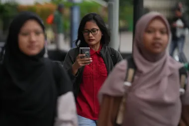 Indonesia restringe el acceso de menores a redes sociales: ¿protección necesaria o control excesivo?