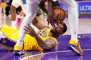 Doncic toma el timón: 44 puntos y liderazgo en la victoria de los Lakers pese a la ausencia de LeBron