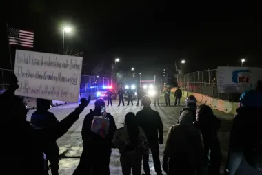 Fe en los muros: por qué el acceso pastoral a los centros de detención migratoria importa ahora más que nunca