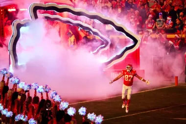 La era de la toma de decisiones: Kelce regresa, sacudidas en la agencia libre y el pulso financiero de la NFL