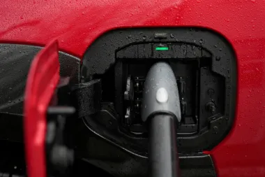 ¿El conflicto en Oriente Medio disparará la revolución eléctrica? Cómo los precios del combustible están cambiando la mentalidad sobre los vehículos eléctricos