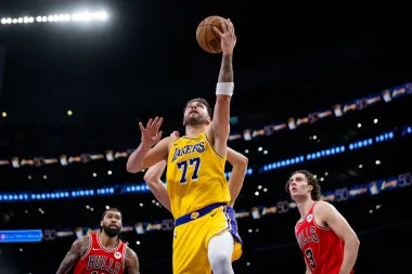 Luka Doncic desata una noche histórica: 51 puntos, liderazgo y recalibración de fuerzas en la NBA