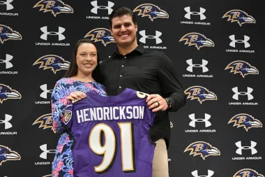 La frenética agencia libre NFL: análisis del impacto de Trey Hendrickson y los movimientos que reconfiguran defensas