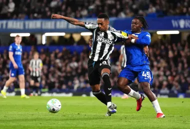 El árbitro en medio del círculo: cuando la unidad del Chelsea choca con la autoridad del juego