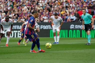 Raphinha desata la tormenta: triplete, dos penaltis y el liderazgo renovado del Barcelona