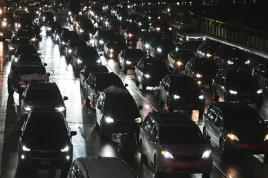 Ahorrar gasolina sin comprar un coche nuevo: 7 estrategias prácticas para estirar cada litro