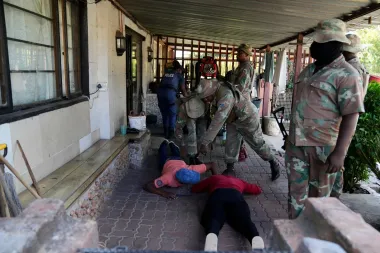 Sudáfrica recurre al ejército para frenar la violencia: ¿solución temporal o síntoma de un problema más profundo?