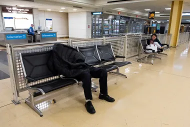 Caos en los aeropuertos: cómo la combinación de tormentas y el cierre parcial del gobierno está desatando el colapso del viaje aéreo en EE. UU.