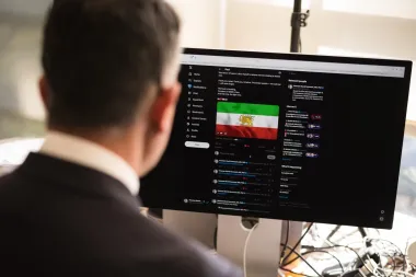 Voces silenciadas y ecos en el extranjero: cómo el apagón digital en Irán reconfigura la narrativa de la guerra