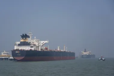 El estrecho de Ormuz: cómo Irán, los corredores “oscuros” y la diplomacia reconfiguran el mercado energético