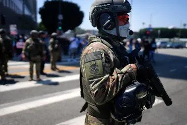 La polémica de las mascarillas en las fuerzas del orden: seguridad, transparencia y la batalla legal entre estados y el gobierno federal