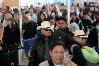 Colas imprevisibles en los filtros de seguridad: cómo la paralización del Departamento de Seguridad Nacional está transformando viajar