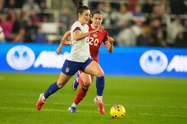 Fútbol encrucijado: entre retornos, refugiadas deportivas y el empuje por más mujeres en los banquillos