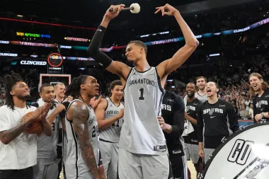 Noche de decisiones: Wembanyama catapulta a los Spurs, Doncic en estado de gracia y la avalancha de triples de Charlotte