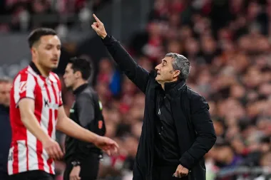 Fútbol en crisis: racismo online, cambios históricos en Athletic y la sombra de la caída del Leicester