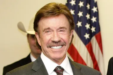 Chuck Norris: de soldado y campeón de karate a mito pop que trascendió la pantalla