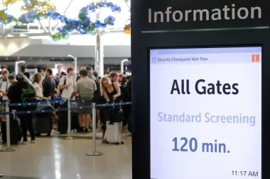Sin sueldo en la línea de seguridad: cómo los cierres de gobierno están desmoronando la moral y la operatividad de la TSA