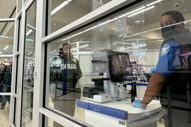 Aeropuertos bajo presión: la crisis de la seguridad y los efectos de un cierre parcial del Departamento de Seguridad Nacional