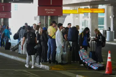 Comunidades al Rescate: Cómo aeropuertos y organizaciones sin fines de lucro sostienen a los agentes de la TSA durante el cierre parcial del gobierno