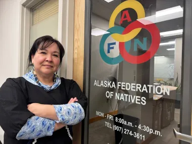 Votos en el extremo: por qué el plazo de llegada de boletas importa vitalmente en Alaska