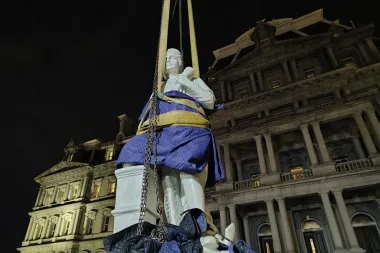 La estatua de Cristóbal Colón frente a la Casa Blanca: símbolo, confrontación histórica y política pública