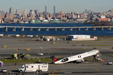 Choque en LaGuardia: preguntas sin respuesta tras la colisión entre un avión y un camión de bomberos