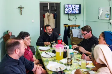 En la frontera, la fe como refugio: el ministerio jesuita que acompaña a migrantes y deportados
