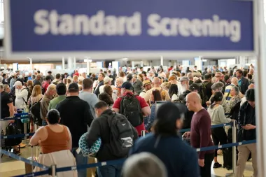 Colapso parcial en aeropuertos: análisis del impacto humano y de seguridad durante el cierre presupuestario del DHS