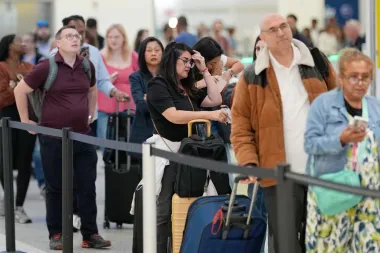 Emergencia en los aeropuertos: el cese de fondos y la crisis laboral en la TSA que pone en jaque la seguridad aérea
