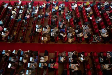 Estudiar entre arcos dorados: cómo la música clásica del Concertgebouw transforma la concentración estudiantil
